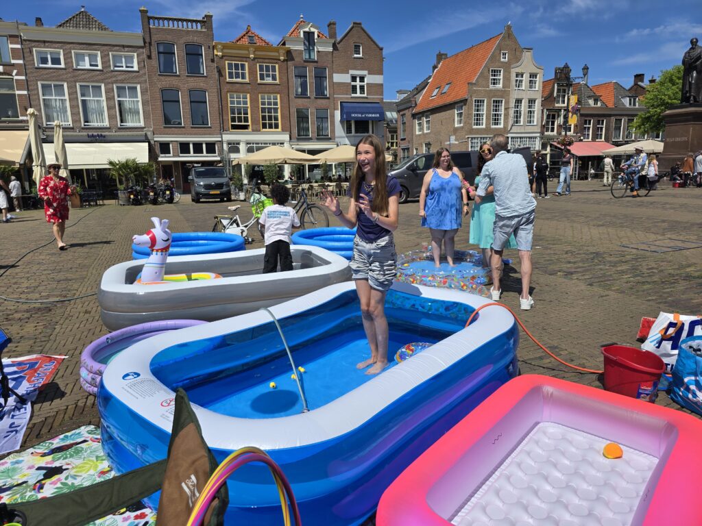 ‘klein’ protest voor een buitenzwembad in Delft, was een succes.